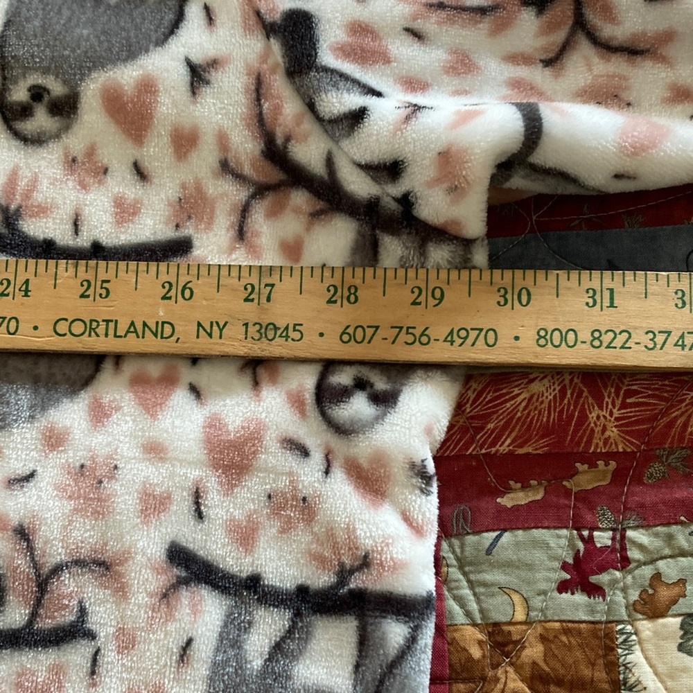 Throwzy Mario Lorenz Sloth & Hearts pattern One Size hooded wearable blanket - Picture 5 of 6
